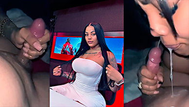 Mami Kim mamando y sacando la leche del Mariachi Budda
