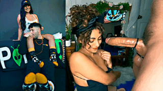 Esa zorrita le chupa ese guebo muy bien a su chico y sonrie mucho