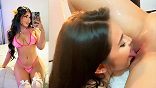 Twin pone su lengua profundamente en el coño de su hermana